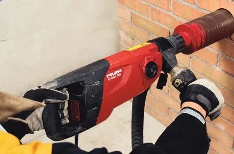 Burenie otverstij v kirpiche